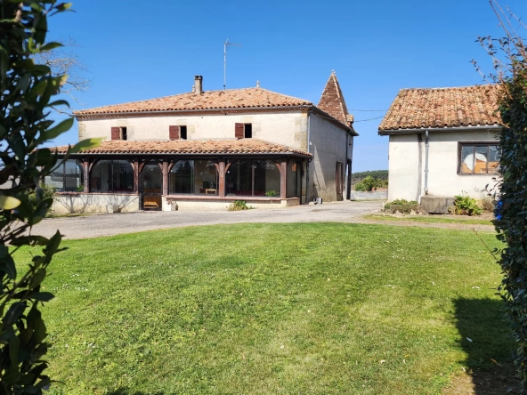 Belle maison en pierre avec terrain et atelier à Tonneins