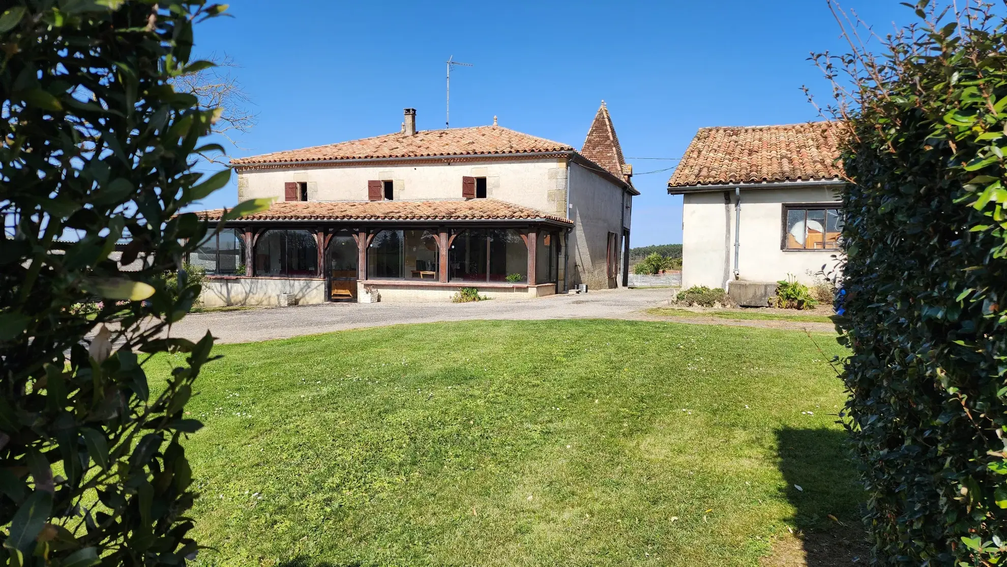 Belle maison en pierre avec terrain et atelier à Tonneins 