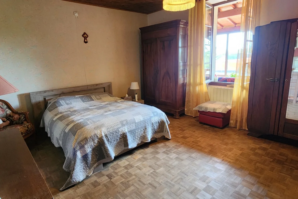Belle maison en pierre avec terrain et atelier à Tonneins 