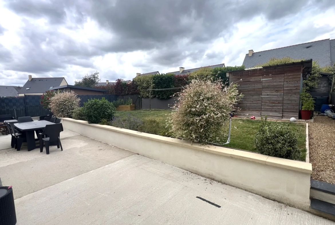 Maison récente à vendre à Saint Clément de la Place avec 3 chambres, garage et terrasse 