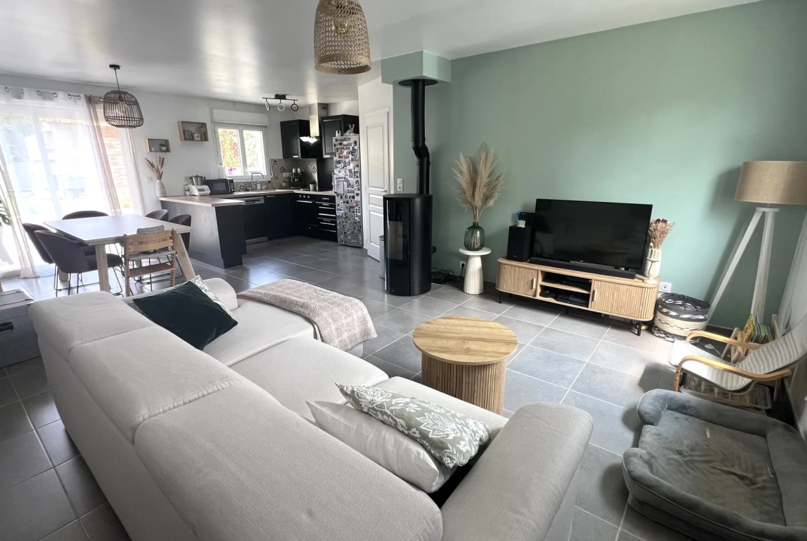 Maison récente à vendre à Saint Clément de la Place avec 3 chambres, garage et terrasse 