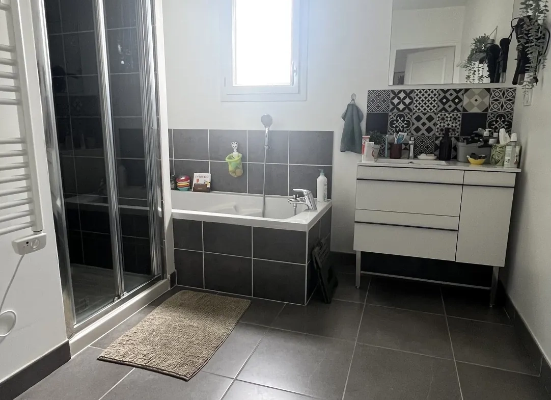 Maison récente à vendre à Saint Clément de la Place avec 3 chambres, garage et terrasse 
