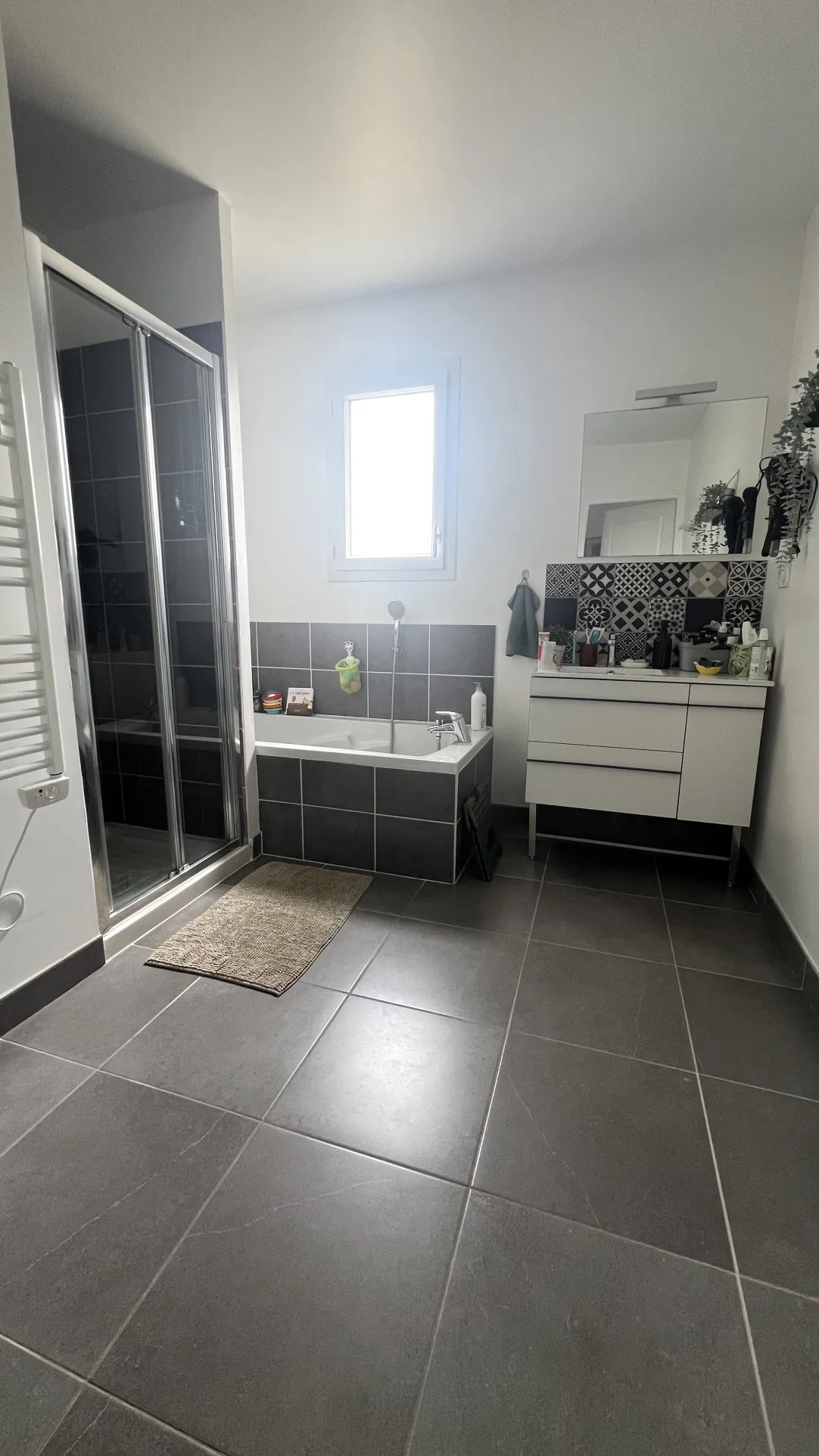 Maison récente à vendre à Saint Clément de la Place avec 3 chambres, garage et terrasse 