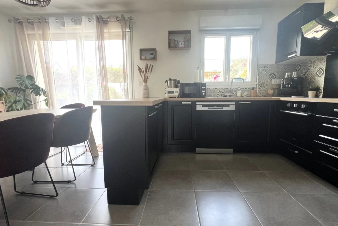 Maison récente à vendre à Saint Clément de la Place avec 3 chambres, garage et terrasse 