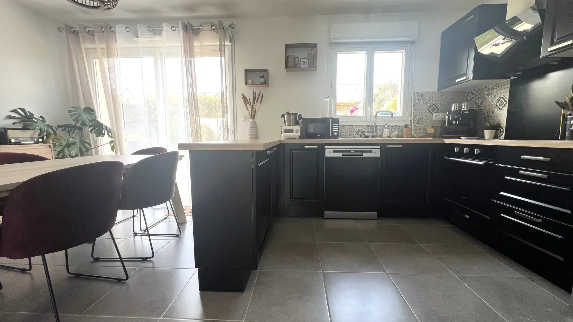 Maison récente à vendre à Saint Clément de la Place avec 3 chambres, garage et terrasse 