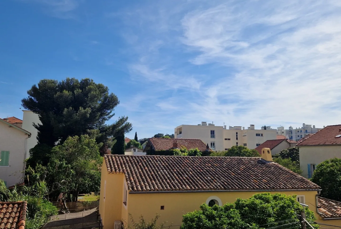 Studio à Toulon La Mitre – Dernier étage, proximité mer et commerces 