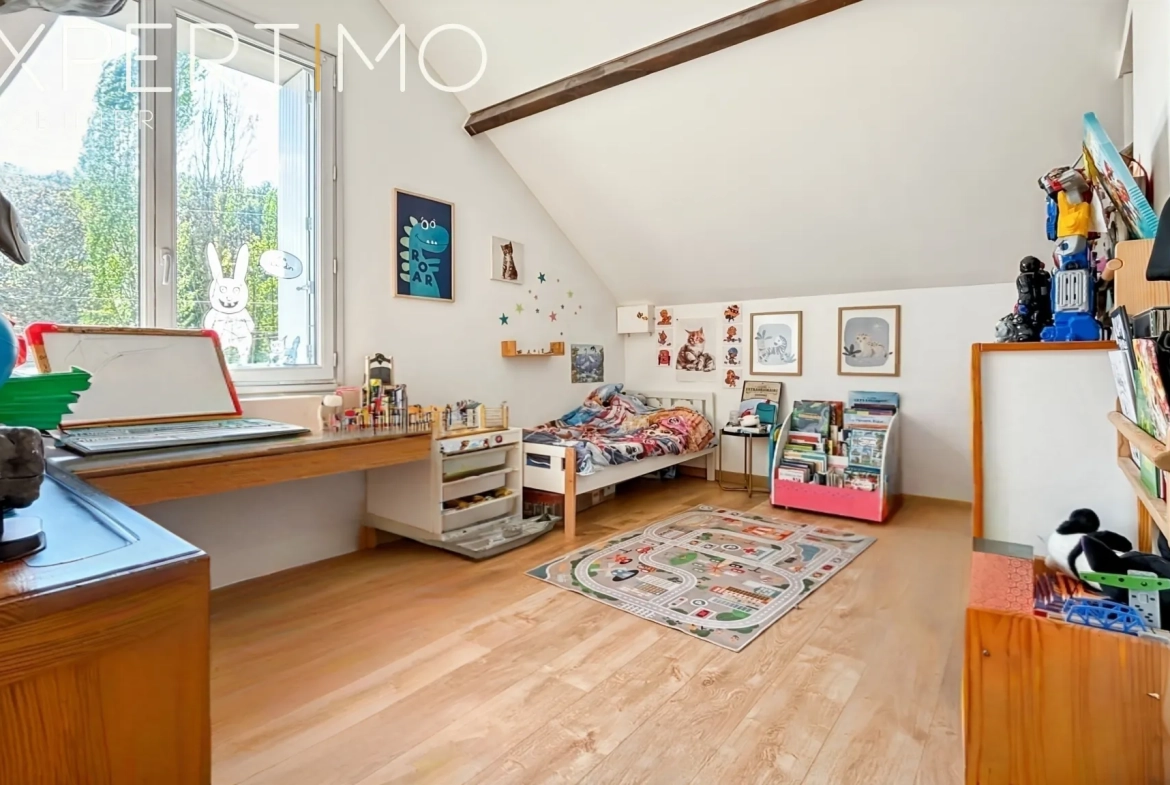Maison en meulière de plain-pied avec grand jardin à Étampes 