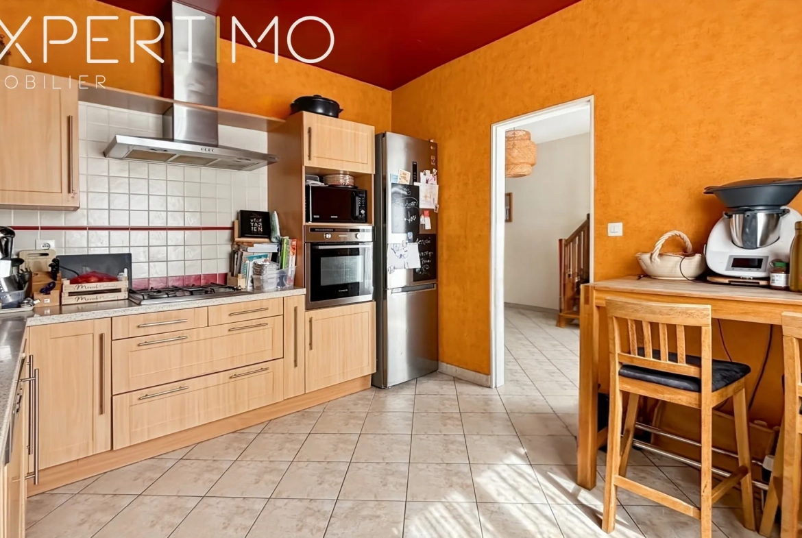 Maison en meulière de plain-pied avec grand jardin à Étampes 