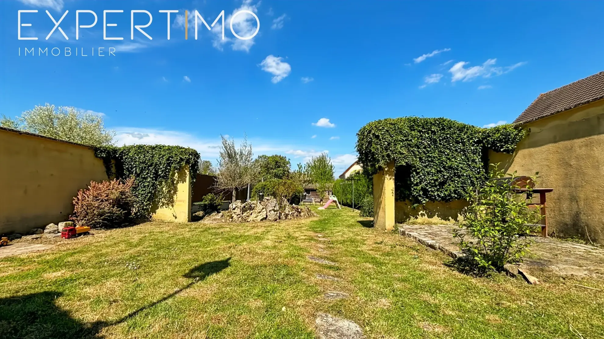 Maison en meulière de plain-pied avec grand jardin à Étampes 