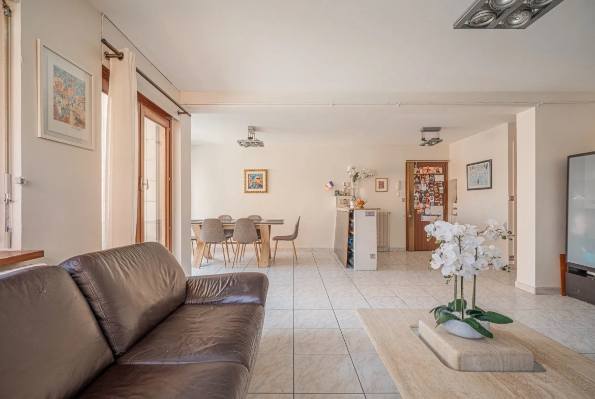 À vendre à Grenoble : Appartement T3 traversant de 85,6 m² avec Balcon et Cave 