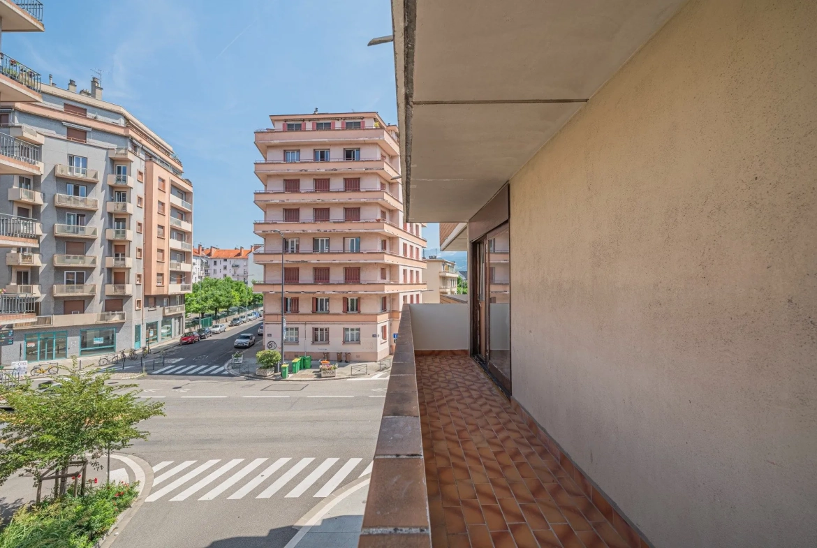 À vendre à Grenoble : Appartement T3 traversant de 85,6 m² avec Balcon et Cave 