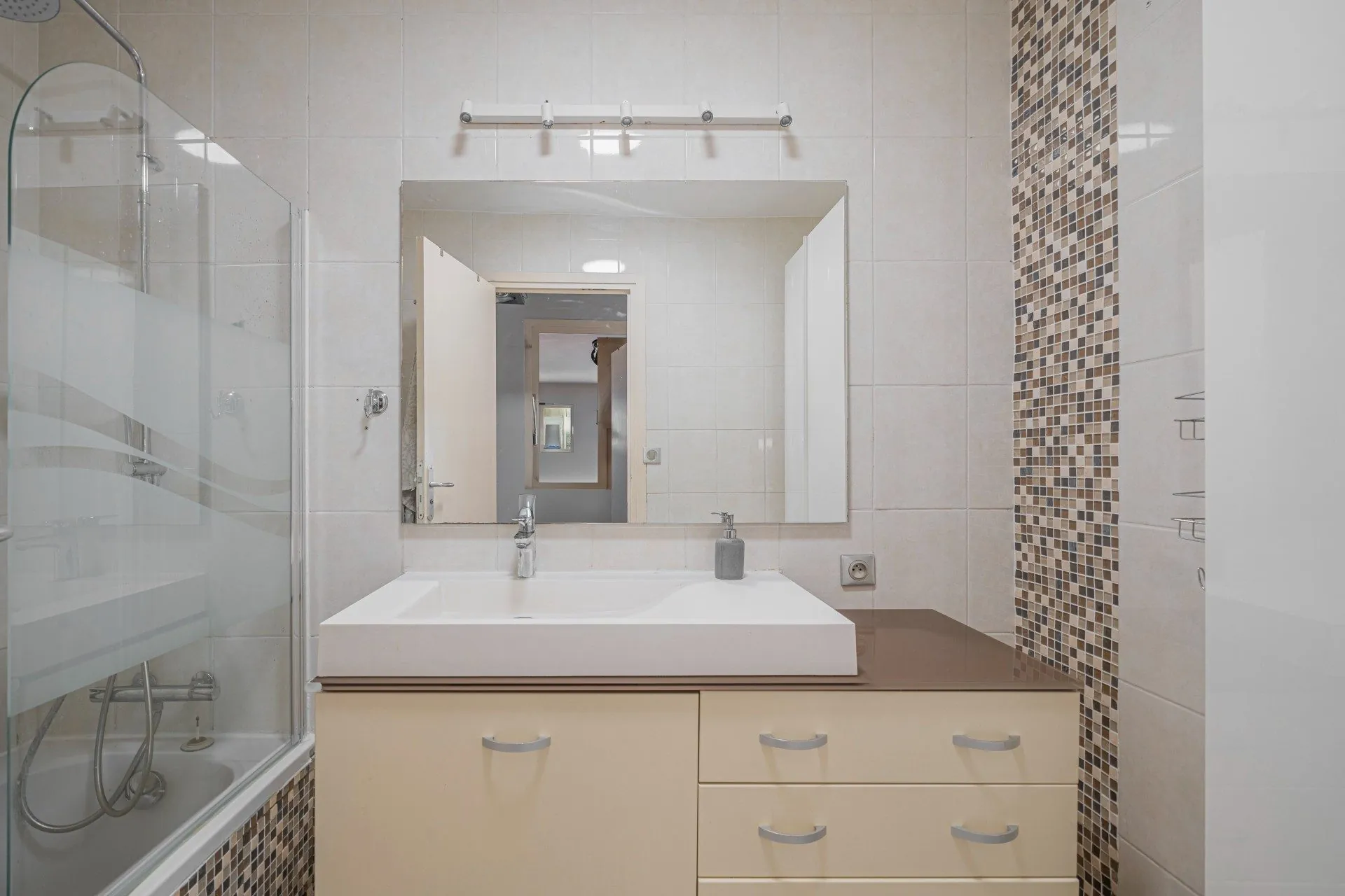 À vendre à Grenoble : Appartement T3 traversant de 85,6 m² avec Balcon et Cave 