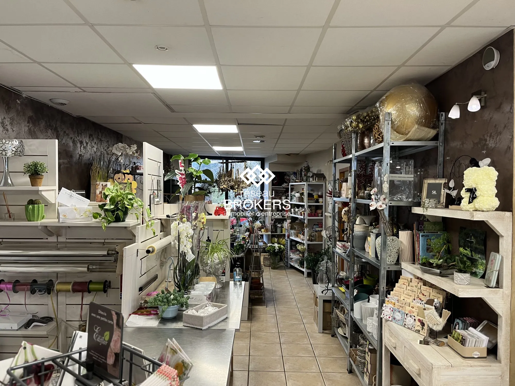 Fonds de commerce à vendre à Charly - Emplacement stratégique et potentiel de développement 