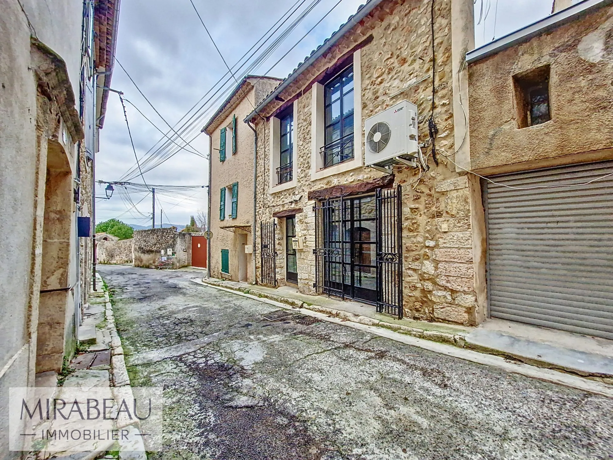 Maison de village atypique à Rians - 112 m² avec garage et potentiel de personnalisation 
