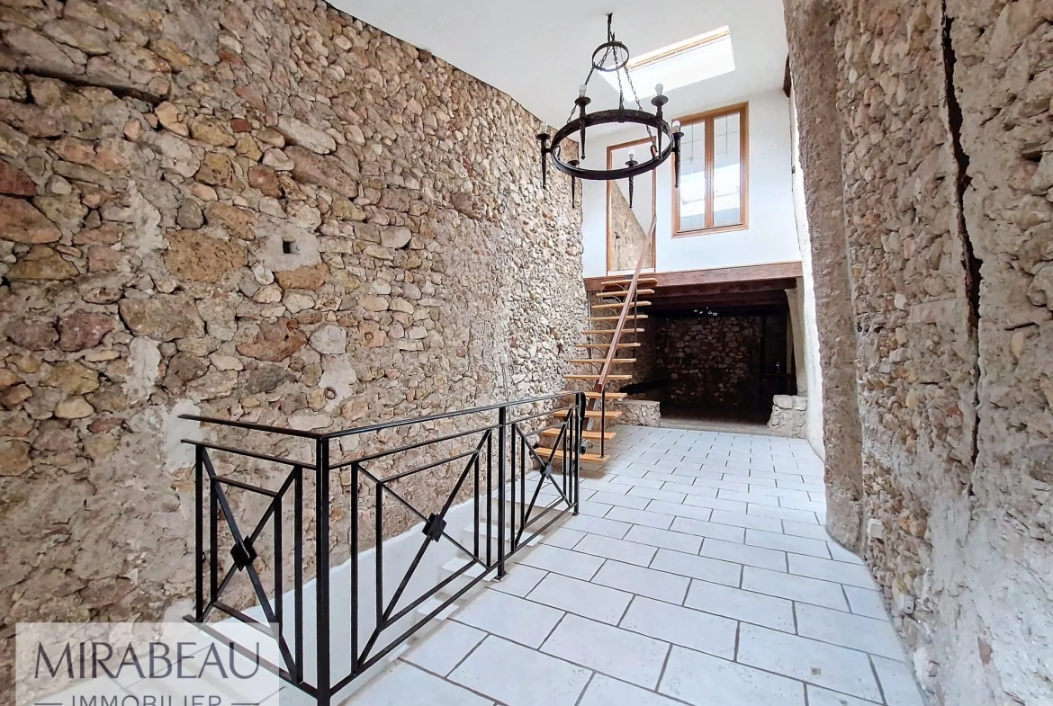 Maison de village atypique à Rians - 112 m² avec garage et potentiel de personnalisation 