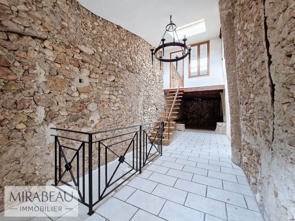 Maison de village atypique à Rians - 112 m² avec garage et potentiel de personnalisation