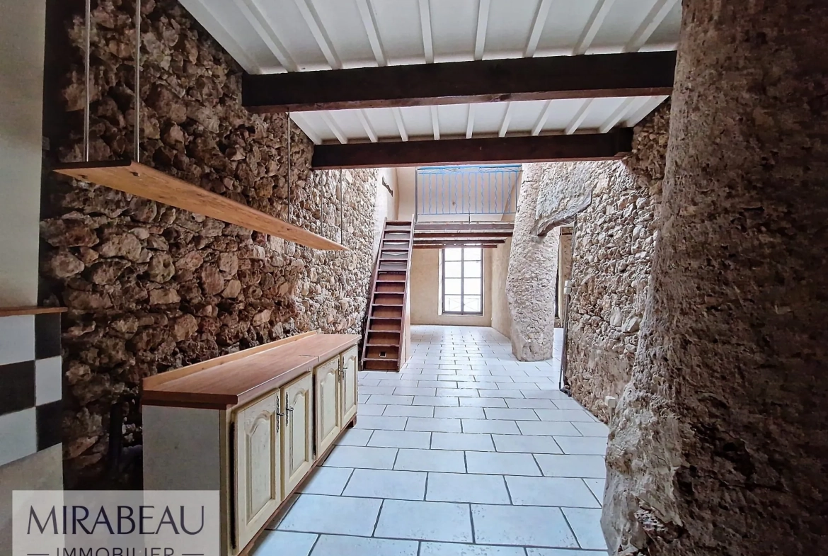 Maison de village atypique à Rians - 112 m² avec garage et potentiel de personnalisation 