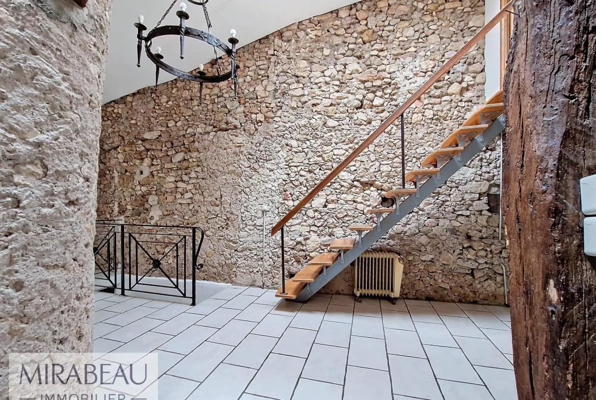 Maison de village atypique à Rians - 112 m² avec garage et potentiel de personnalisation 