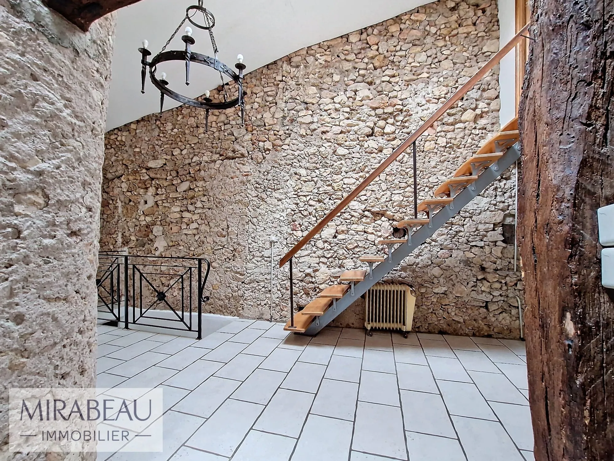 Maison de village atypique à Rians - 112 m² avec garage et potentiel de personnalisation 