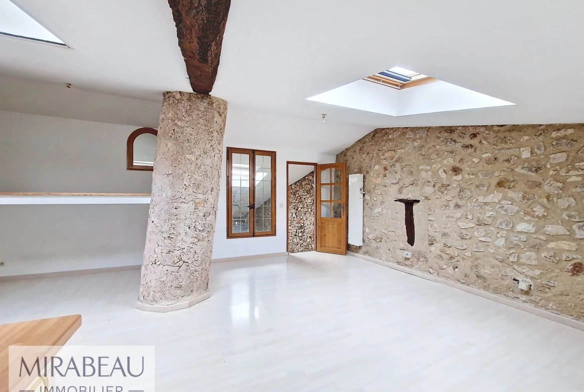 Maison de village atypique à Rians - 112 m² avec garage et potentiel de personnalisation 