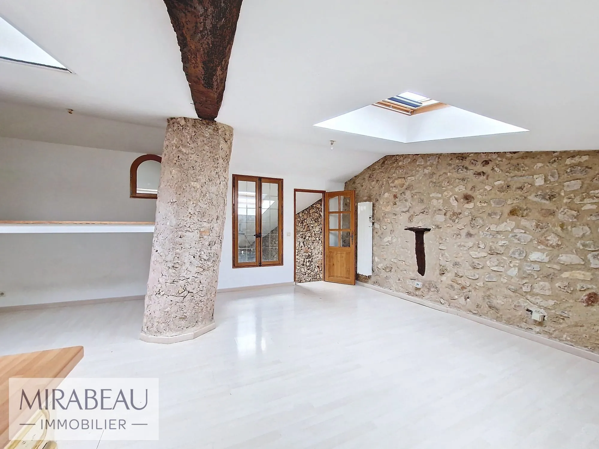 Maison de village atypique à Rians - 112 m² avec garage et potentiel de personnalisation 