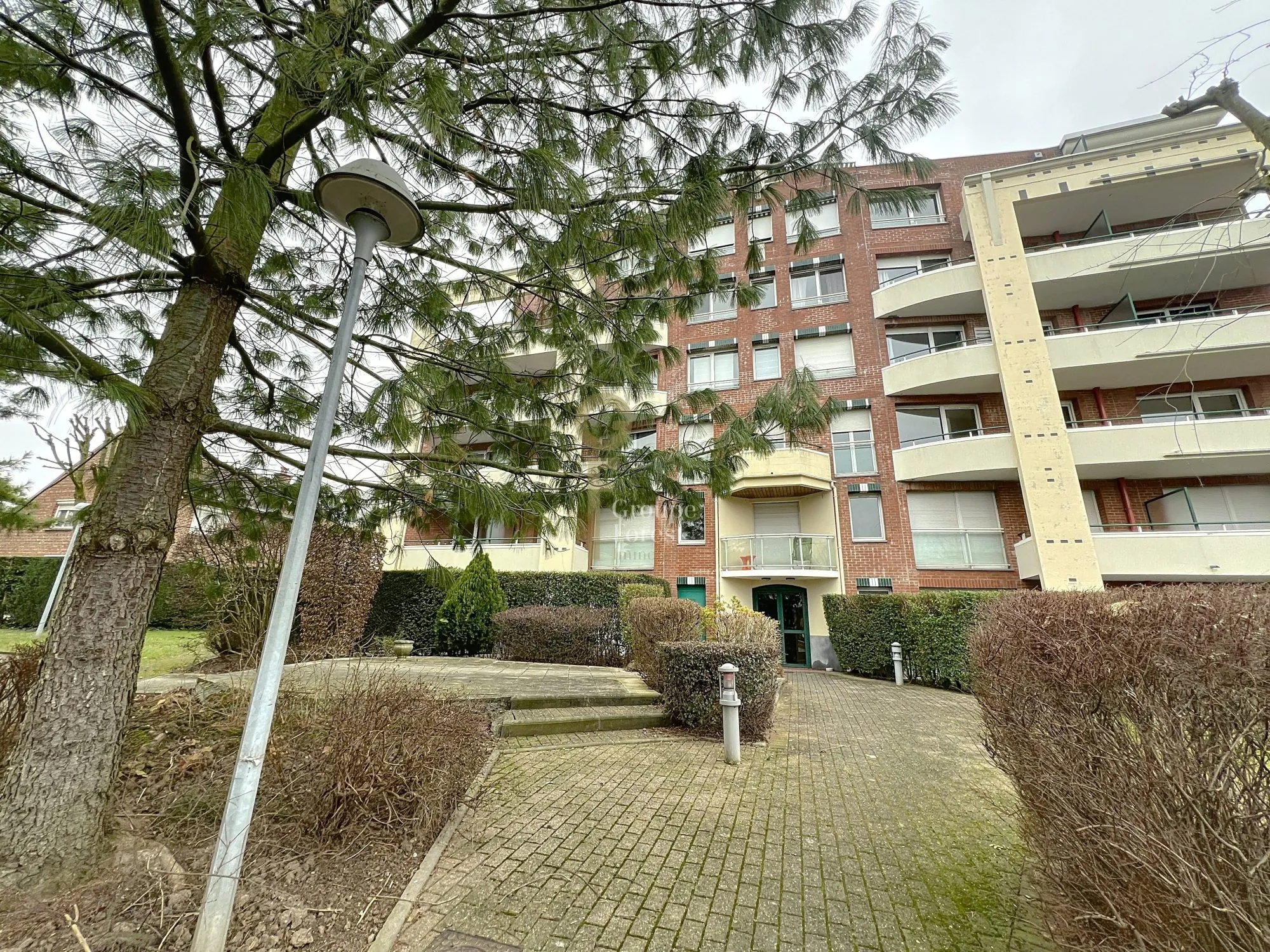 Appartement 1 chambre avec balcon et parking sécurisé à Croix 