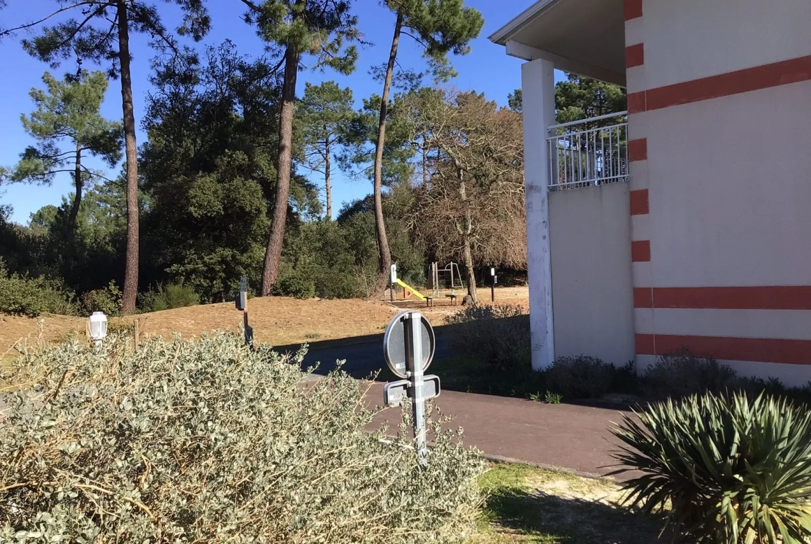 VUE DEPUIS TERRASSE Charmant T1 avec terrasse au Verdon-sur-Mer, résidence calme proche plages et commerces 