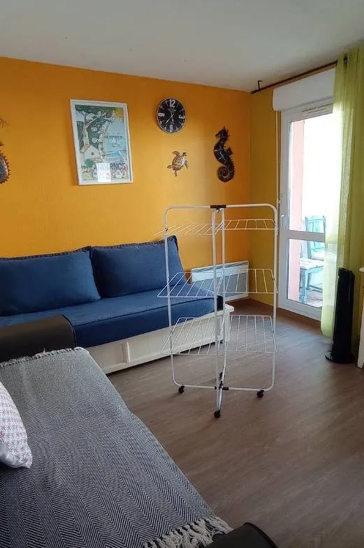 SALON Charmant T1 avec terrasse au Verdon-sur-Mer, résidence calme proche plages et commerces 