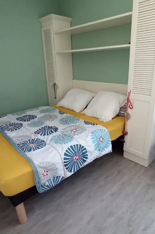 CHAMBRE AVEC SA TETE DE LIT Charmant T1 avec terrasse au Verdon-sur-Mer, résidence calme proche plages et commerces 