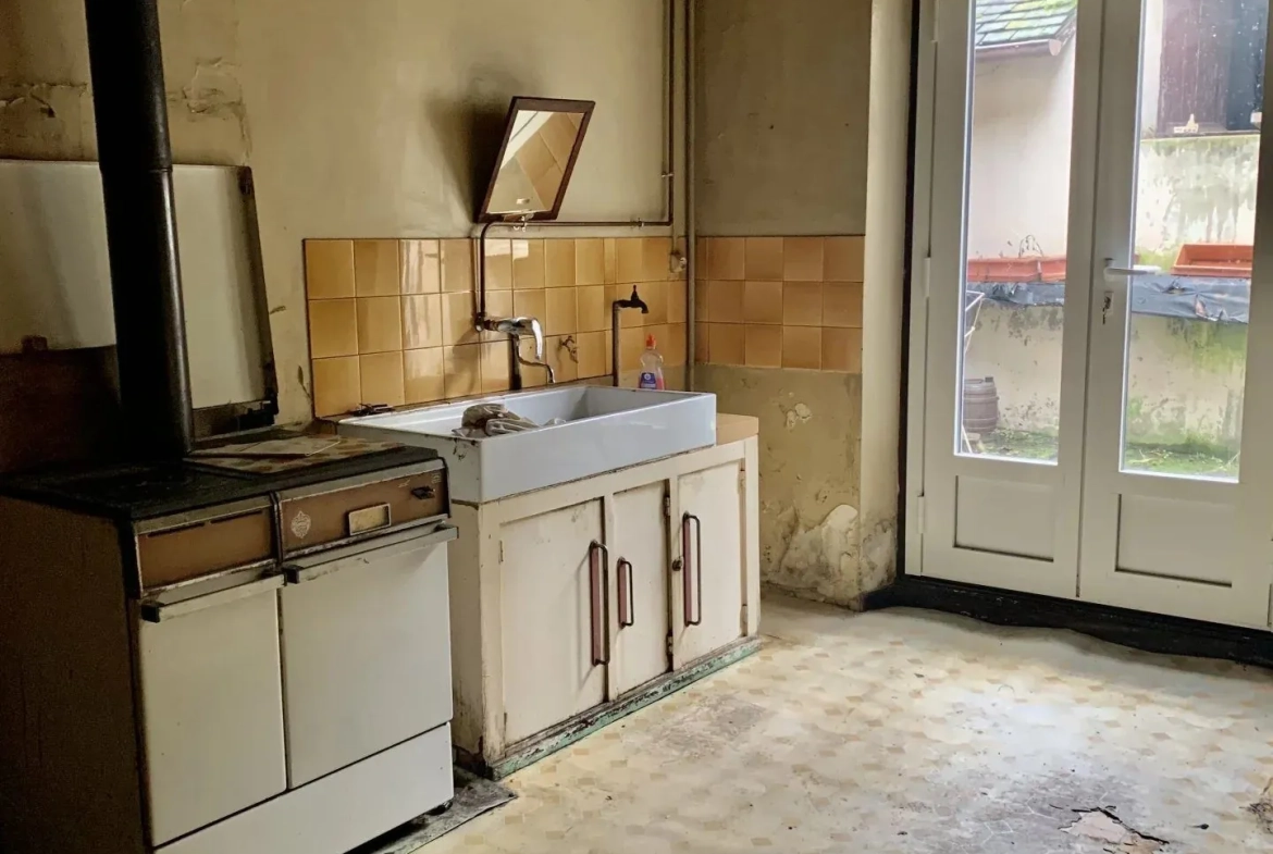 A vendre maison ancienne à Château-Renard 45220 avec travaux et cour spacieuse 