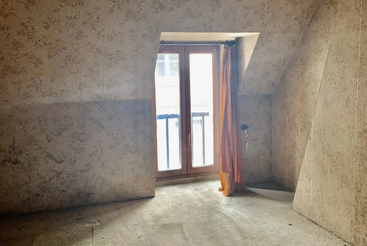 A vendre maison ancienne à Château-Renard 45220 avec travaux et cour spacieuse 