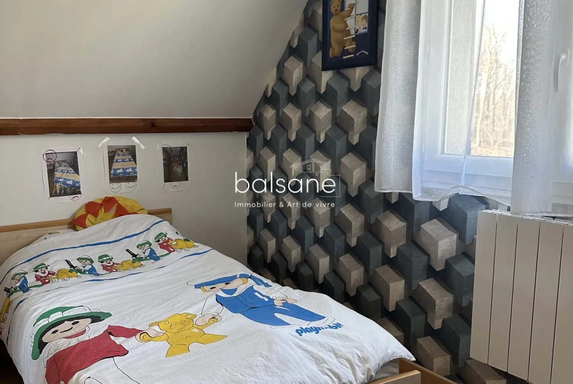 Pavillon individuel avec 3 chambres, piscine et chalet en bois à Bourgtheroulde 