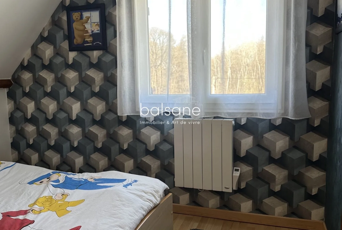 Pavillon individuel avec 3 chambres, piscine et chalet en bois à Bourgtheroulde 