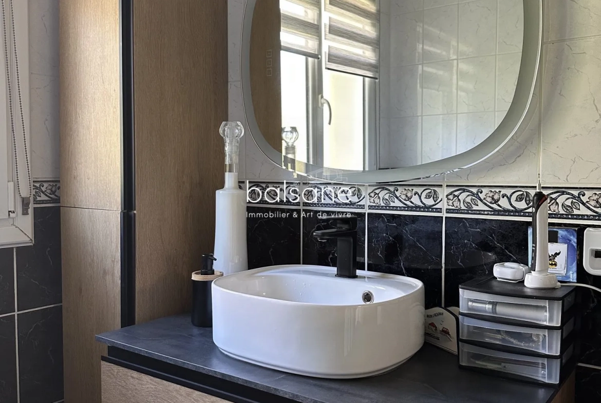 Pavillon individuel avec 3 chambres, piscine et chalet en bois à Bourgtheroulde 