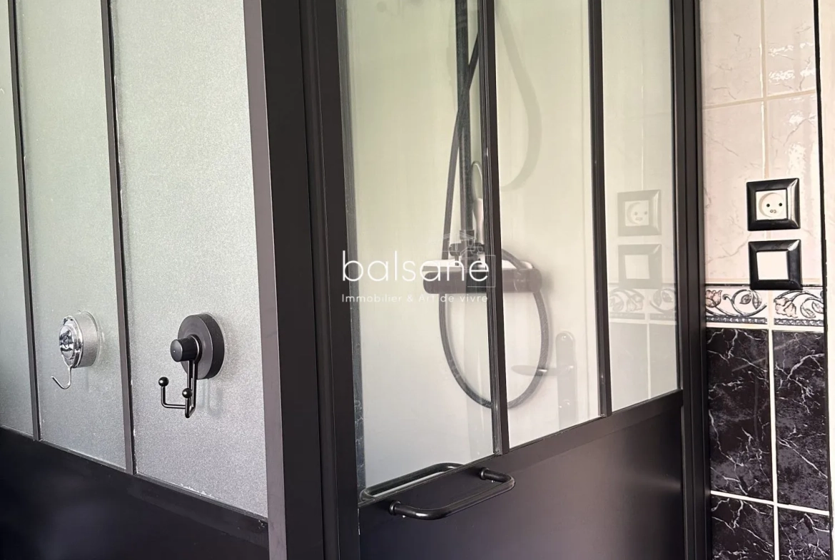 Pavillon individuel avec 3 chambres, piscine et chalet en bois à Bourgtheroulde 