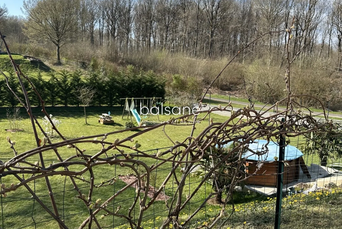 Pavillon individuel avec 3 chambres, piscine et chalet en bois à Bourgtheroulde 