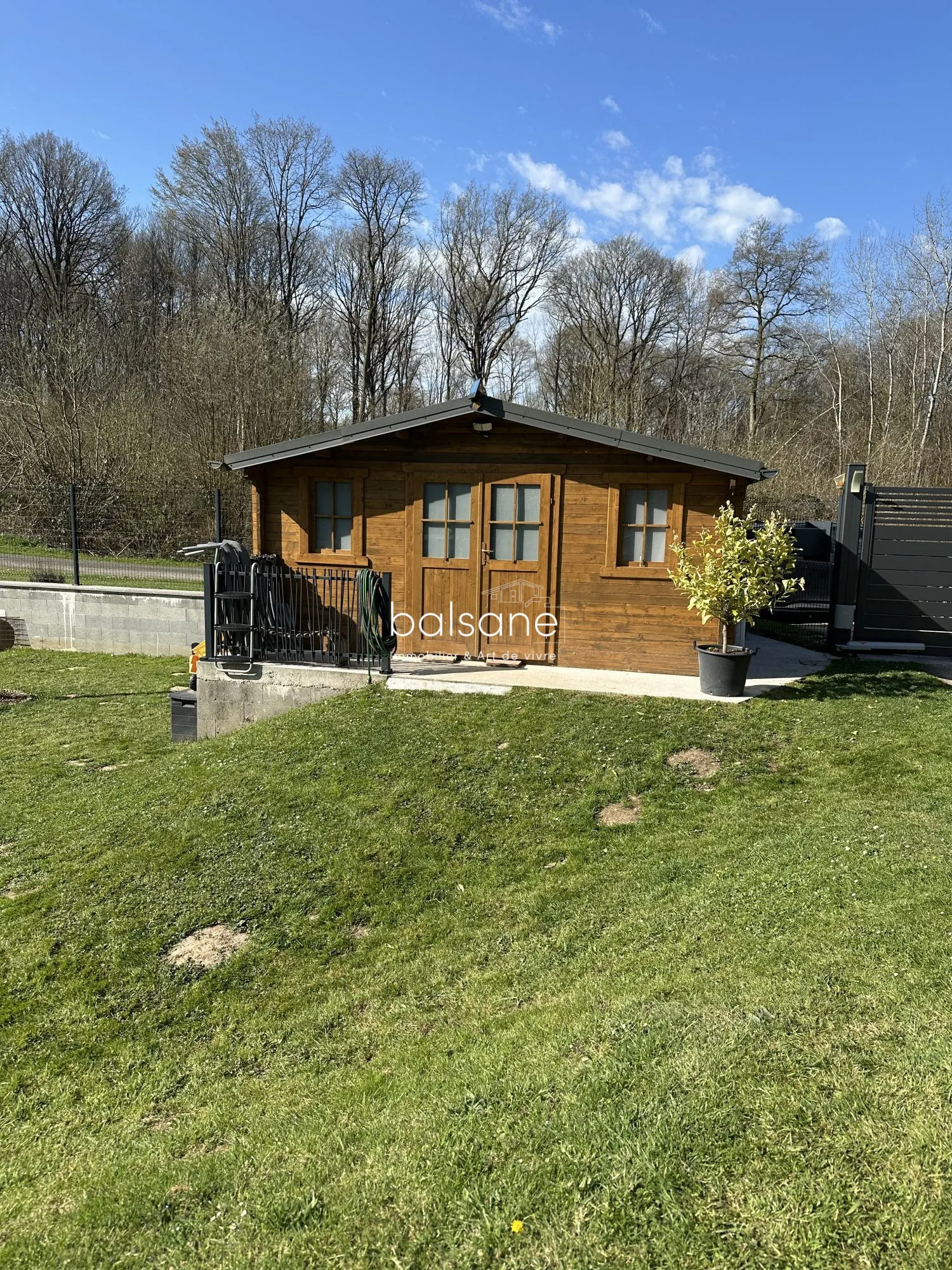 Pavillon individuel avec 3 chambres, piscine et chalet en bois à Bourgtheroulde 