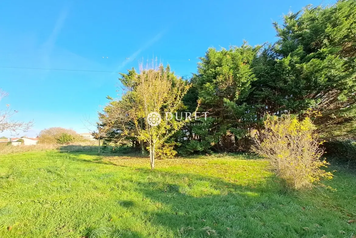 Terrain constructible à Soullans de 754 m² en zone UB, calme et libre de constructeur 