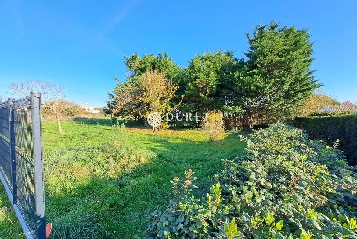 Terrain constructible à Soullans de 754 m² en zone UB, calme et libre de constructeur 