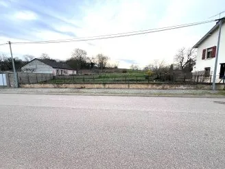 Terrain à bâtir de 740 m² à Brin-sur-Seille, hors lotissement, très facile à viabiliser