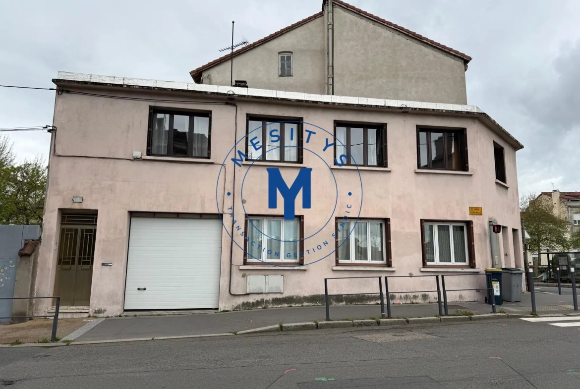 Maison à vendre à Saint-Étienne avec deux logements et terrasse 