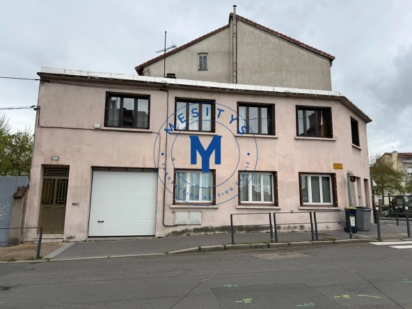 Maison à vendre à Saint-Étienne avec deux logements et terrasse