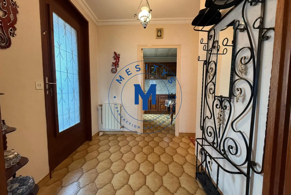 Maison à vendre à Saint-Étienne avec deux logements et terrasse 