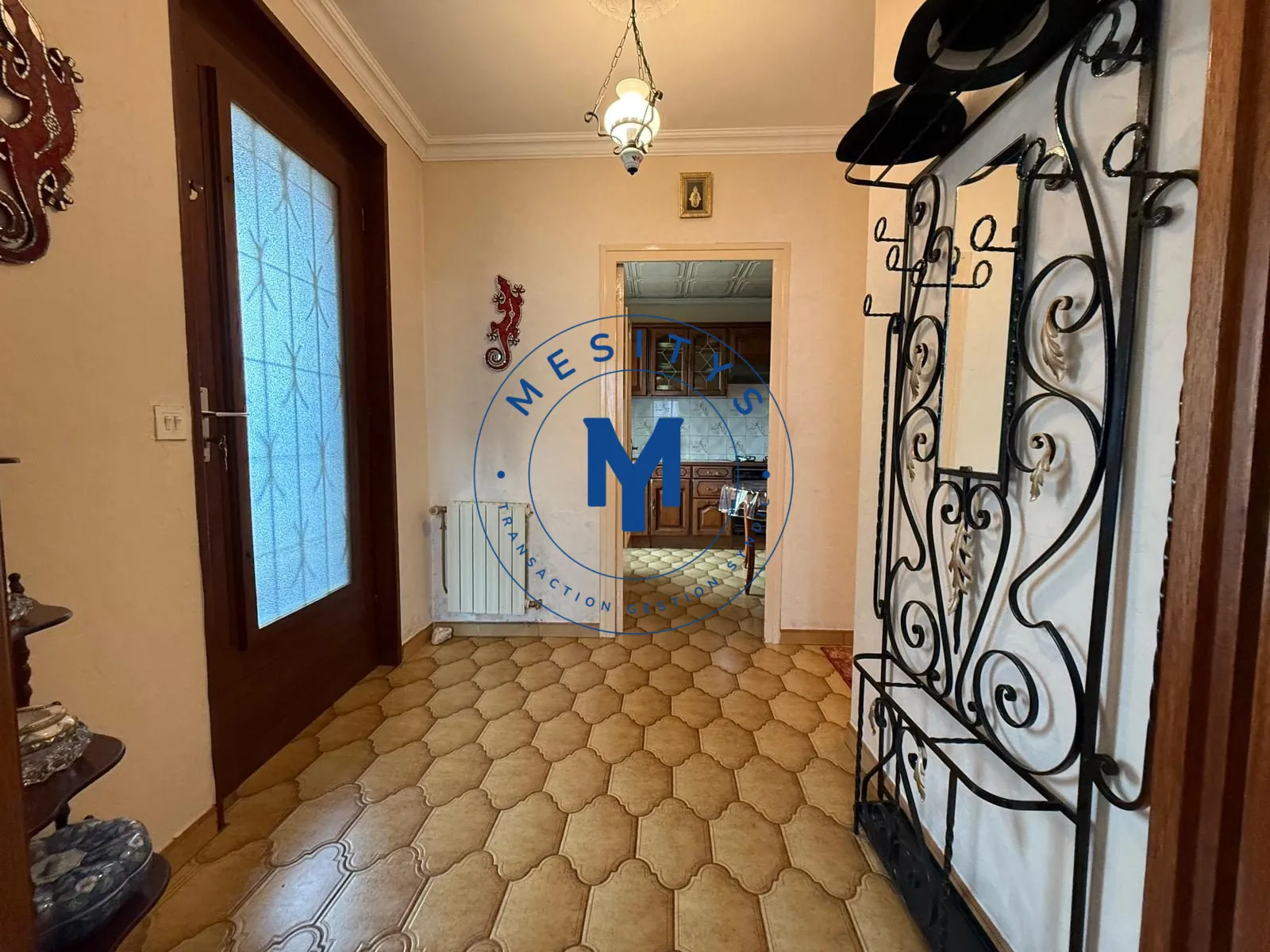 Maison à vendre à Saint-Étienne avec deux logements et terrasse 