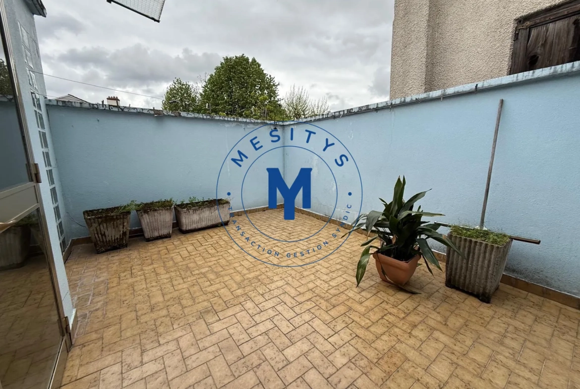 Maison à vendre à Saint-Étienne avec deux logements et terrasse 