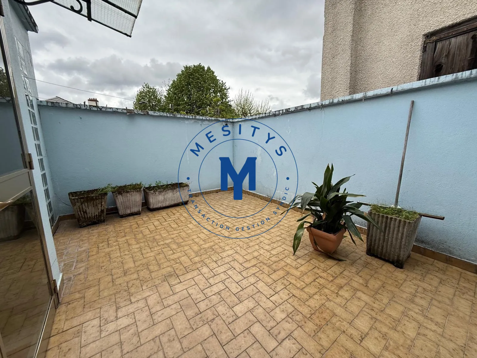 Maison à vendre à Saint-Étienne avec deux logements et terrasse 