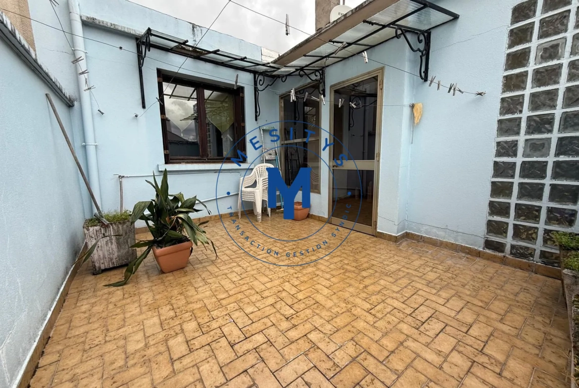 Maison à vendre à Saint-Étienne avec deux logements et terrasse 