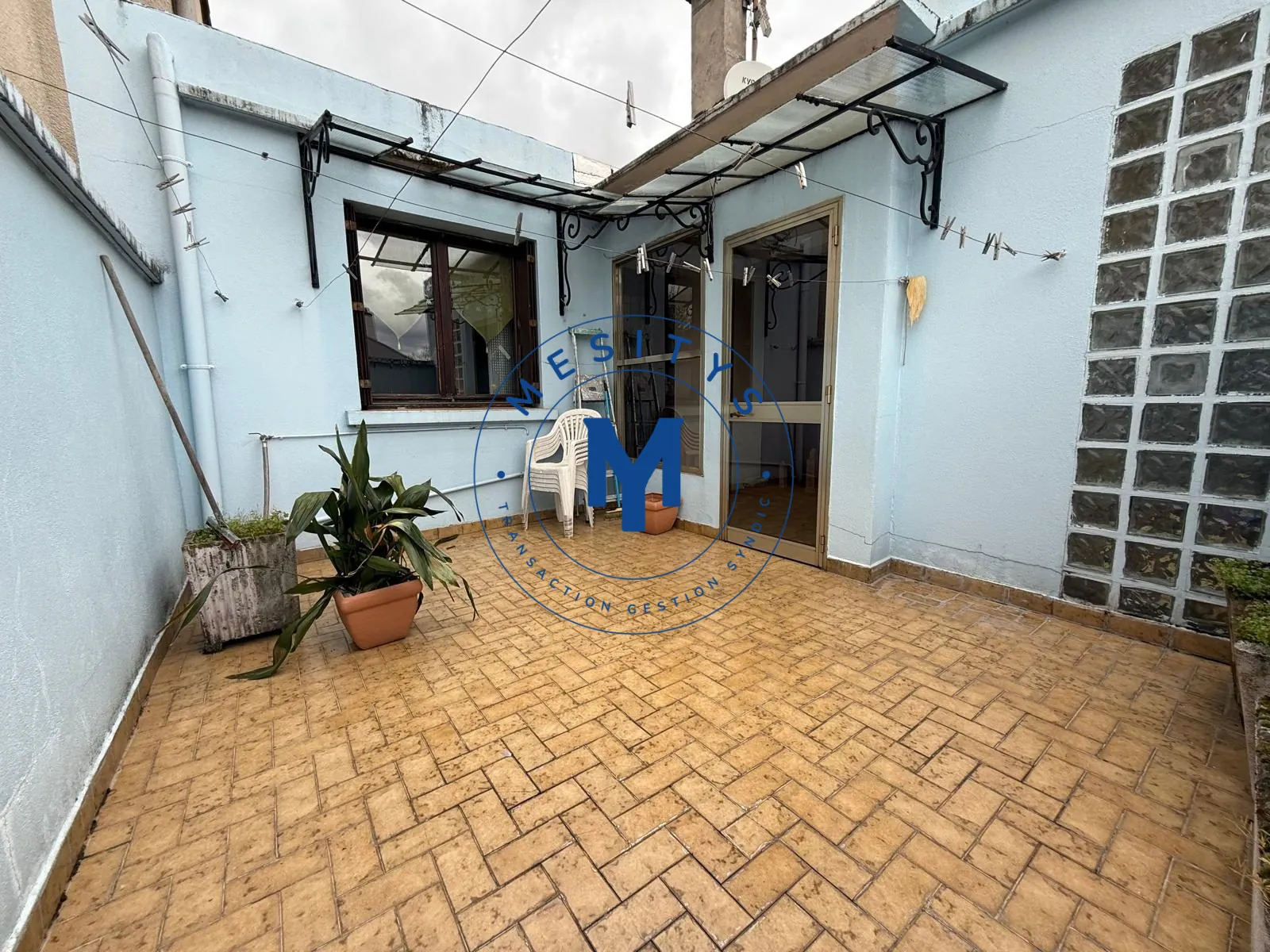 Maison à vendre à Saint-Étienne avec deux logements et terrasse 