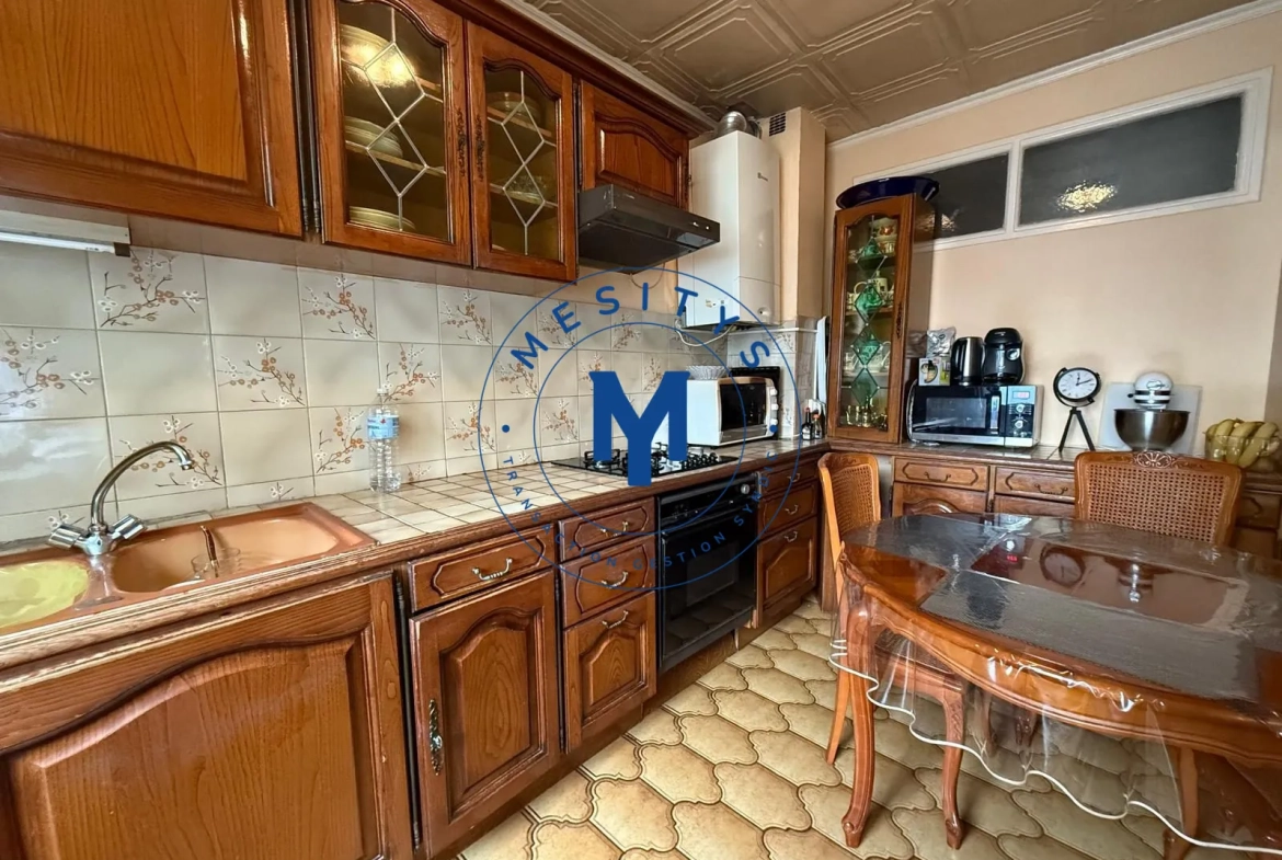 Maison à vendre à Saint-Étienne avec deux logements et terrasse 