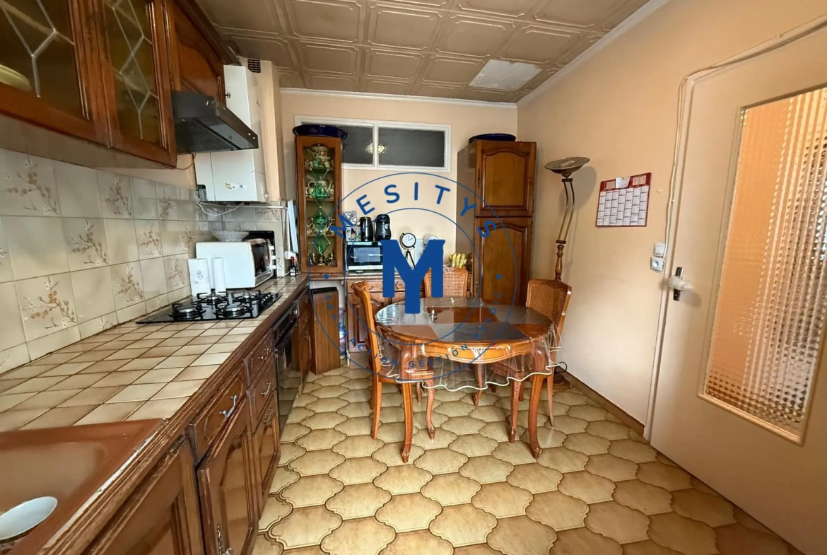 Maison à vendre à Saint-Étienne avec deux logements et terrasse 